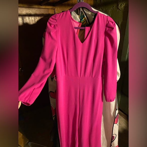 Fun jumpsuit that could be interview, casual wear or even check in! - Picture 2 of 4